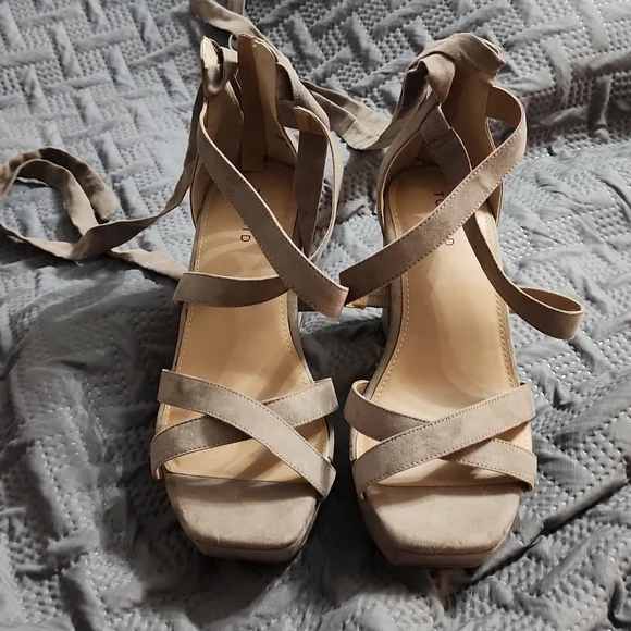 NWT Faux Suede Taupe Laceup Platform heels Torrid Sz 9.5 - Picture 2 of 8